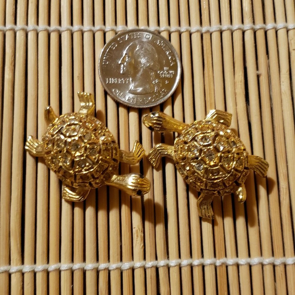 A Set Of Two Turtle Brooches.